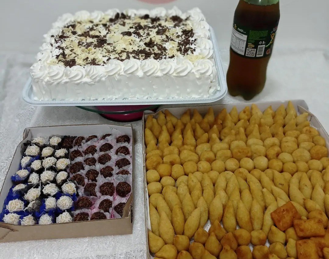Kit festa: bolo branco, salgados fritos e docinhos
