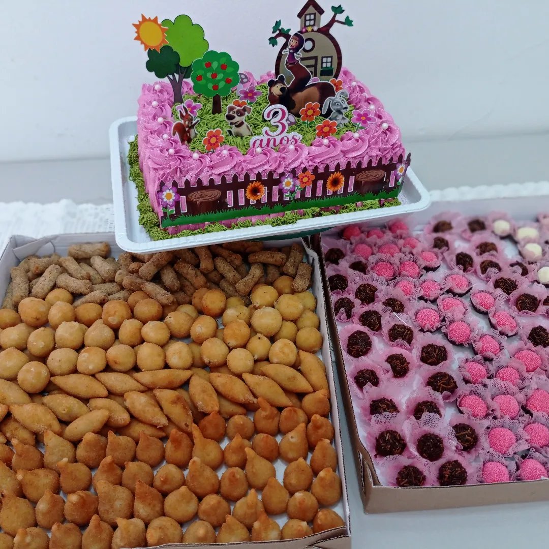 Kit festa temático: bolo de 3 anos, bandeja de salgados e docinhos