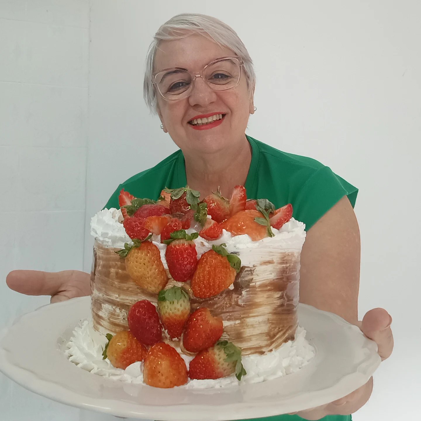 Dona Donha com bolo de morango e chantilly