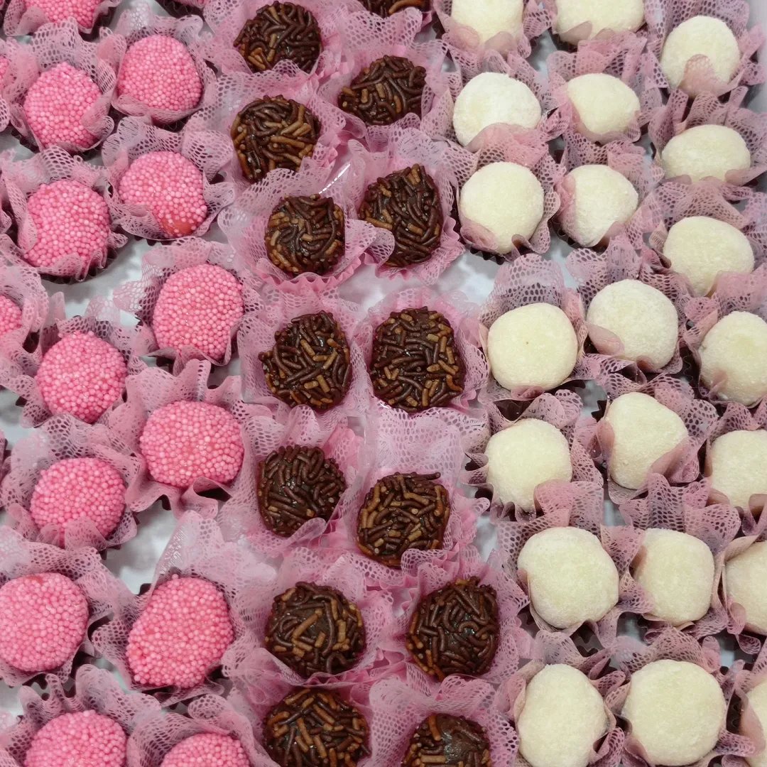 Docinhos variados: brigadeiro, beijinho e morango