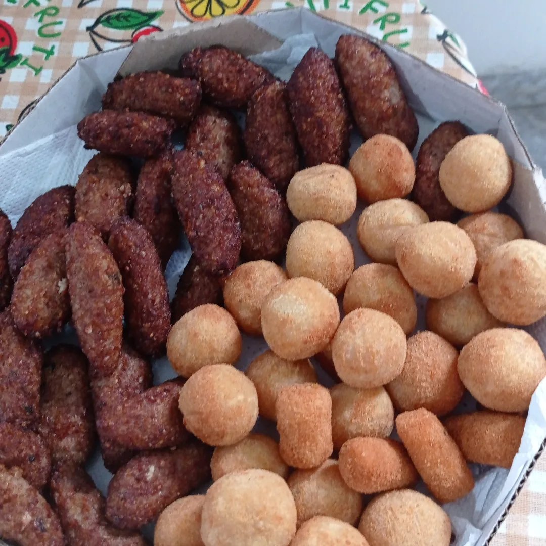 Kibe e bolinha de queijo fritos