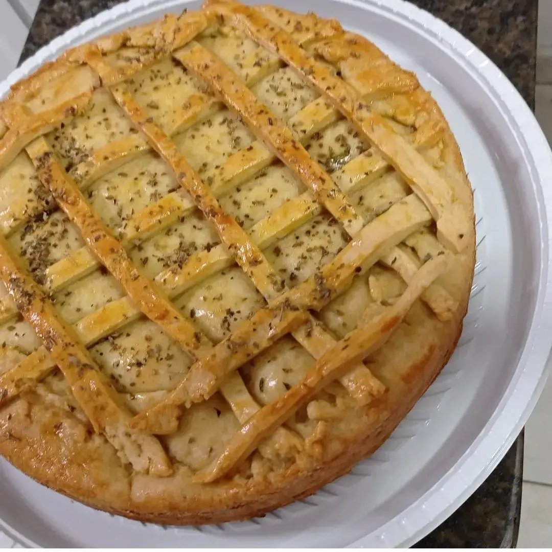 Torta fria decorada com rosas de presunto e queijo